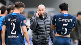 Christian Ilzer (Trainer TSG Hoffenheim) spricht mit seinen Spielern