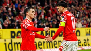 Paul Nebel und Nadiem Amiri (beide FSV Mainz 05) klatschen bei einer Auswechslung ab