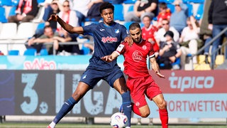 Kelven Frees (TSG Hoffenheim II) im Zweikampf mit Ramin Safi (Rot-Weiss Essen).