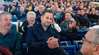 Bundesliga, Mitgliederversammlung TSG Hoffenheim, PreZero-Arena. André Kreuzwieser, neu gewählter erster Vorsitzender der TSG 1899 Hoffenheim, nimmt nach der Wahl Glückwünsche entgegen.