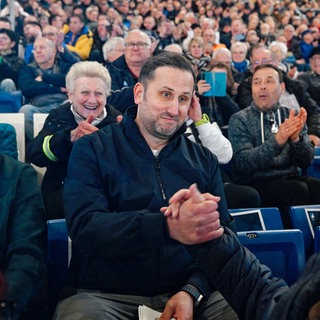 Bundesliga, Mitgliederversammlung TSG Hoffenheim, PreZero-Arena. André Kreuzwieser, neu gewählter erster Vorsitzender der TSG 1899 Hoffenheim, nimmt nach der Wahl Glückwünsche entgegen.