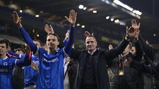 KRC Genk und Trainer Heyen feiern vor den Fans nach Abfiff