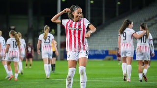 Nicole Ojukwu vom SC Freiburg bejubelt ihr erstes Tor gegen Nürnberg