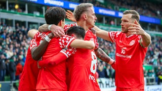 Jae-sung Lee, Paul Nebel und Phillip Tietz feiern Nebels Treffer zum 1:0 für Mainz 05 beim SV Werder Bremen.