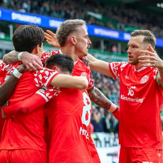 Jae-sung Lee, Paul Nebel und Phillip Tietz feiern Nebels Treffer zum 1:0 für Mainz 05 beim SV Werder Bremen.