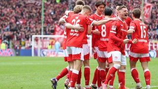 Torjubel bei den FCK-Spielern nach dem Tor zum 1:0 durch Semih Sahin gegen den Karlsruher SC