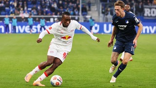Yan Diomande von RB Leipzig und Wouter Burger von der TSG Hoffenheim im Zweikampf.