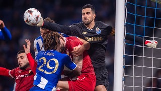 Porto-Torwart Diogo Costa faustet den Ball im Europa-League-Spiel gegen den VfB Stuttgart aus der Gefahrenzone.