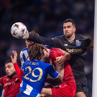 Porto-Torwart Diogo Costa faustet den Ball im Europa-League-Spiel gegen den VfB Stuttgart aus der Gefahrenzone.