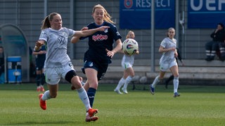 Nikéevan Dijk (TSG Hoffenheim Frauen) und im Zweikampf mit Janou Levels (VfL Wolfsburg).