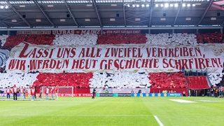 Mainz 05 Fans zeigen eine beeindruckende Choreo vor dem Spiel gegen Sigma Olmütz