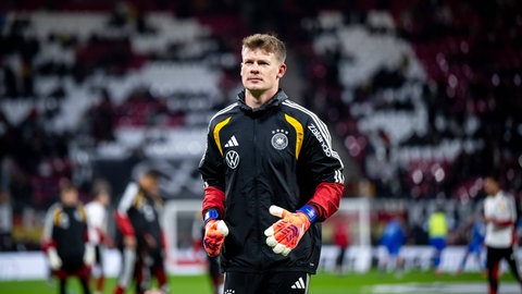 Alexander Nübel beim Aufwärmen im DFB-Trikot.