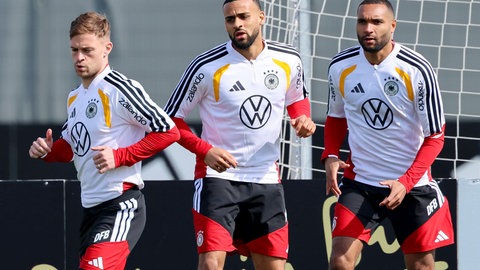 Joshua Kimmich, Josha Vagnoman und Jonathan Tah beim Aufwärmen.