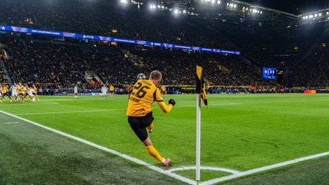 Borussia Dortmunds Julian Ryerson (Borussia Dortmund) bei einer Ecke.