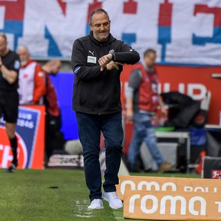 Frank Schmidt, Trainer des 1. FC Heidenheim, schaut vor dem Spiel bei Borussia Mönchengladbach auf seine Armbanduhr.