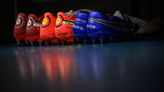 Symbolbild: Fussballschuhe in Kabine. Ein Funktionär des österreichischen Vereins SCR Altach filmte heimlich Spielerinnen in der Kabine. 