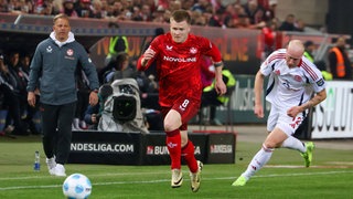 Jean Zimmer (1. FC Kaiserslautern) im Zweikampf mit Danny Schmidt (Fortuna Düsseldorf).