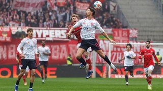  Mika Haas (1. FC Kaiserslautern) im Kopfball-Duell mit Cedric Itten (Fortuna Düsseldorf).