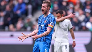 Patrick Mainka (FC Heidenheim 06) enttäuscht Enttäuschung gestikulierend auf dem Spielfeld nach einer verschossenen Torchance