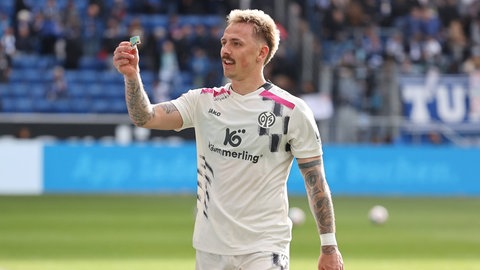 Phillip Tietz (Stürmer FSV Mainz 05) jubelt mit einem Bild seiner Tochter