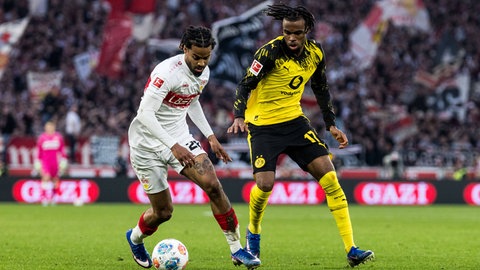 Zweikampf zwischen Lorenz Assignon (VfB Stuttgart) und Carney Chukwuemeka (Borussia Dortmund)