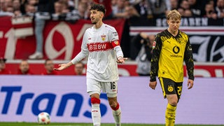 Atakan Karazor (VfB Stuttgart, 16) ist nicht mit der Entscheidung von Schiedsrichter Robert Schröder zufrieden.