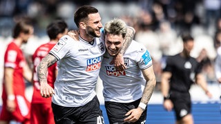 Leon Dajaku und Torschütze Niklas Kölle (r.) bejubeln Ulmer Tor gegen Verl