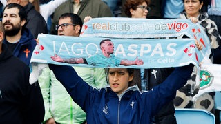 Fan hält Iago Aspas Schal hoch.
