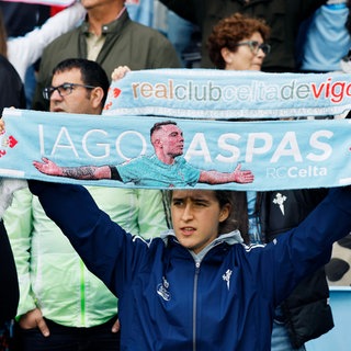 Fan hält Iago Aspas Schal hoch.