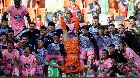 Vigo feiert den Auswärtssieg gegen Valencia völlig verrückt.