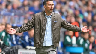 KSC-Trainer Christian Eichner steht gegen den FC Schalke 04 mit weit ausgebreiteten Armen am Spielfeldrand (Aufnahme vom 05.04.2026).