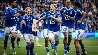 Spieler von Racing Straßburg jubeln im Spiel gegen OGC Nizza