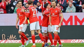 Mainzer Spieler freuen sich über den 2:1 Heimsieg: Dominik Kohr (Mainz), Nikolas Veratschnig (Mainz), Paul Nebel (Mainz) und Silvan Widmer (Mainz)