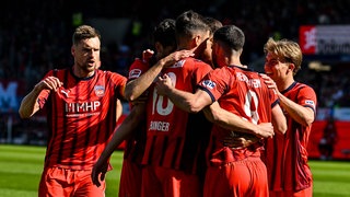 Spieler des 1. FC Heidenheim bejubeln einen Treffer gegen Union Berlin. 