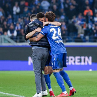 Marvin Wanitzek und Fabian Schleusener freuten sich nach dem Sieg gegen Arminia Bielefeld mit ihren scheidenden Trainer Christian Eichner.