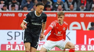Zweikampf zwischen Derry Scherhant vom SC Freiburg und Nikolas Veratschnig von Mainz 05