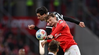 Zweikampf zwischen Igor Matanovic vom SC Freiburg und Stefan Posch von Mainz 05 (vorne)