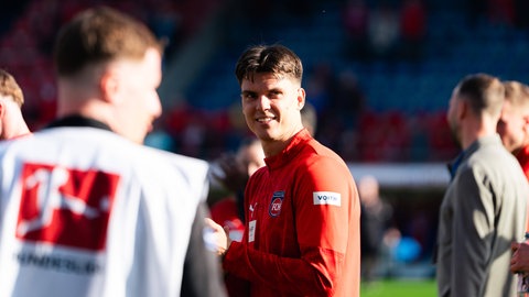 Mathias Honsak, Profi des 1. FC Heidenheim, grinst nach dem Sieg gegen Union Berlin.