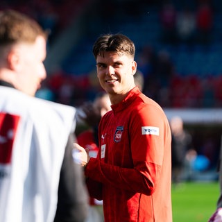 Mathias Honsak, Profi des 1. FC Heidenheim, grinst nach dem Sieg gegen Union Berlin.