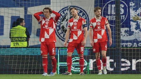 Enttäuschte Mainzer Spieler beim Conference-League-Rückspiel gegen Racing Straßburg