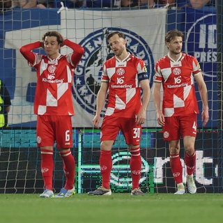 Enttäuschte Mainzer Spieler beim Conference-League-Rückspiel gegen Racing Straßburg