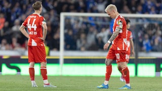 Nelson Weiper und Phillip Tietz vom 1. FSV Mainz, mit gesenkten Köpfen nach dem 2:0 für Racing Strasbourg.