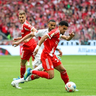 Zweikampf von Josha Vagnoman (VfB Stuttgart) mit Luis Diaz (FC Bayern München).
