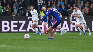 Nadiem Amiri erzielt per Foulelfmeter das 1:1 für Mainz 05 bei Borussia Mönchengladbach.