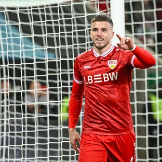 VfB-Angreiffer Ermedin Demirovic jubelt nach einem Tor. Er will auf dem Wasen sein Freibier-Versprechen einlösen, das er Stuttgart-Fans im Falle einer WM-Qualifikation Bosnien-Herzegowinas gemacht hat.