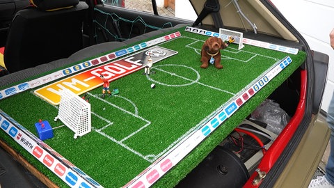 Tippkick-Spiel im Kofferraum des Fan-Golfs