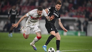 Freiburgs Lucas Höler im Zweikampf mit Jeff Chabot vom vVB Stuttgart vor dem aberkannten 2:1 des SC.