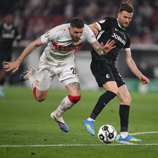 Freiburgs Lucas Höler im Zweikampf mit Jeff Chabot vom vVB Stuttgart vor dem aberkannten 2:1 des SC.