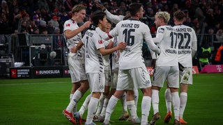 Mainz jubelt nach dem 1:1 durch Kasper Potulski beim FC Bayern München.