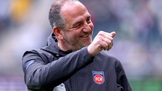 Heidenheims Trainer Frank Schmidt gut gelaunt im Stadion